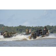 Des marsouins du 9e régiment d'infanterie de marine (9e RIMa) accompagnés de gendarmes patrouillent à bord de leurs pirogues sur le fleuve Maroni, en Guyane française.