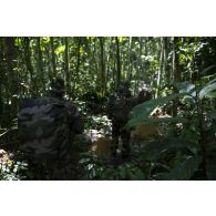 Des marsouins du 9e régiment d'infanterie de marine (9e RIMa) patrouillent dans la crique de Sparouine, en Guyane française.