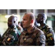 Le colonel Aurélien Moy du 21e régiment d'infanterie de marine (RIMa) participe à un briefing à bord du porte-hélicoptères amphibie (PHA) Tonnerre à N'Gazobil, au Sénégal.