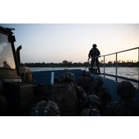 Des légionnaires du 1er régiment étranger de génie (REG) se préparent à débarquer du chaland de transport de matériels (CTM) n°28 Tonkin sur la plage de N'Gazobil, au Sénégal.