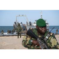 Des soldats sénégalais débarquent de l'engin de débarquement d'infanterie et de chars (EDIC) Gorée (L9051) sur la plage de N'Gazobil, au Sénégal.