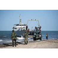 Débarquement d'un pick-up depuis l'engin de débarquement d'infanterie et de chars (EDIC) Gorée (L9051) de la Marine sénégalaise sur la plage de N'Gazobil, au Sénégal.