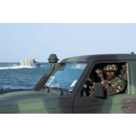 Un soldat sénégalais conduit son pick-up après avoir débarqué sur la plage de N'Gazobil, au Sénégal.