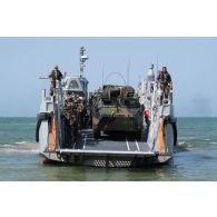 Débarquement d'un véhicule de l'avant blindé (VAB) du 1er régiment étranger de génie (REG) depuis l'engin de débarquement amphibie standard (EDAS) Arbalète (L9100) sur la plage de N'Gazobil, au Sénégal.