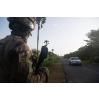 Un légionnaire du 1er régiment étranger de génie (REG) sécurise les abords d'une route à N'Gazobil, au Sénégal.