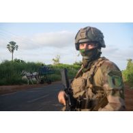 Un légionnaire du 1er régiment étranger de génie (REG) sécurise les abords d'une route à N'Gazobil, au Sénégal.