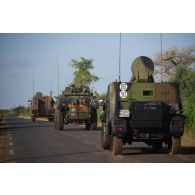 Des véhicules blindés du 21e régiment d'infanterie de marine (RIMa) progressent sur une route de N'Gazobil, au Sénégal.