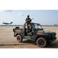 Des marsouins du 43e bataillon d'infanterie de marine (BIMa) sécurise le décollage d'un avion A400 M à bord de leur véhicule léger tout terrain (VLTT) Peugeot P4 à Yamoussoukro, en Côte d'Ivoire.