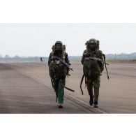 Des soldats ivoiriens rejoignent leur point de ralliement après avoir sauté sur l'aéroport de Bouaké, en Côte d'Ivoire.