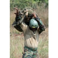 Un soldat ivoirien s'équipe pour rejoindre son point de ralliement après avoir sauté sur l'aéroport de Bouaké, en Côte d'ivoire.