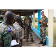 Des instructeurs du 2e régiment étranger de parachutistes (REP) encadrent la formation des élèves sous-officiers ivoiriens à Bouaké, en Côte d'Ivoire.