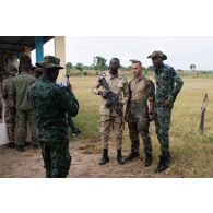 Un instructeur du 2e régiment étranger de parachutistes (REP) pose aux côtés de deux élèves sous-officiers ivoiriens à Bouaké, en Côte d'Ivoire.