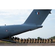 Des légionnaires du 2e régiment étranger de parachutistes (REP) et des soldats ivoiriens partent en mission à bord d'un avion A400 M depuis l'aéroport de Bouaké, en Côte d'Ivoire.
