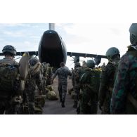 Des légionnaires du 2e régiment étranger de parachutistes (REP) et des soldats ivoiriens partent en mission à bord d'un avion A400 M depuis l'aéroport de Bouaké, en Côte d'Ivoire.