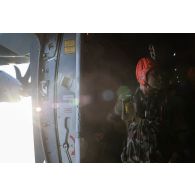 Un largueur du 2e régiment étranger de parachutistes (REP) encadre un saut depuis un avion A400 M au-dessus de la zone de saut de Yamoussoukro, en Côte d'Ivoire.