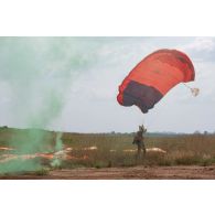 Un légionnaire du 2e régiment étranger de parachutistes (REP) arrive au sol après un saut sur l'aéroport de Bouaké, en Côte d'Ivoire.