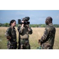L'officier image Marine et l'opérateur vidéo Morgan captent l'interview d'un parachutiste ivoirien sur la zone de saut d'Assinie, en Côte d'Ivoire.