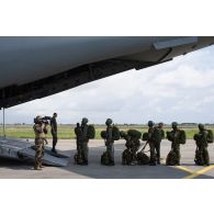 L'opérateur vidéo Morgan filme l'embarquement des parachutistes ivoiriens à bord d'un avion A400 M sur la zone de saut d'Assinie, en Côte d'Ivoire.