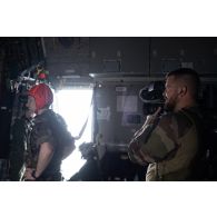 L'opérateur vidéo Morgan filme le saut des légionnaires du 2e régiment étranger de parachutistes (REP) à bord d'un avion A400 M sur la zone de saut d'Assinie, en Côte d'Ivoire.