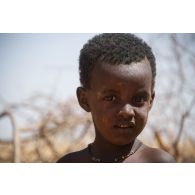 Enfant Peul photographié lors du contrôle de son campement à la frontière du Niger, dans le cadre de l'opération Piana.