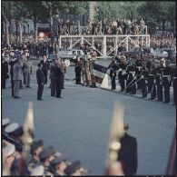 Salut du général de Gaulle et du président Eisenhower à la garde au drapeau de la Garde Républicaine à Paris.