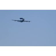 Survol d'un avion de détection et de commandement aéroporté AWACS (Airborne Warning and Control System) lors de la démonstration de matériel pour l'IHEDN à Mourmelon.
