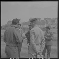 Sur le tournage du film Le jour le plus long en Normandie. Le général Pierre Koenig, conseiller militaire du film.