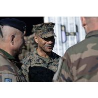 Le généraux Eric Ozanne et Rémy Cadapeaud discutent avec le major Caluert L. Worth pour la signature d'un accord de coopération opérationnel entre la 6e brigade légère blindée (BLB) et la 2e division des U.S. marines à Frontignan.
