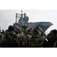 Un commandant d'unité transmet les consignes d'embarquement aux délégations militaires pour leur montée à bord du porte-hélicoptères amphibie (PHA) Tonnerre (L9014) à Sète.