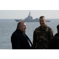 Le général Thierry Burkhard discute avec le délégué général pour l'armement (DGA) Emmanuel Chiva à bord du porte hélicoptères amphibie (PHA) Tonnerre (L9014) à Sète.
