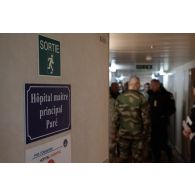Entrée de l'hôpital Maître-principal Paré du porte hélicoptères amphibie (PHA) Tonnerre (L9014) à Sète.