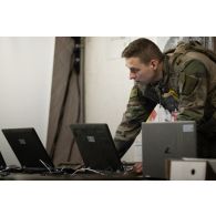 Un soldat installe les systèmes d'information et de communication (SIC) d'un poste de commandement près de Sète.