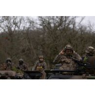 Des soldats s'apprêtent à partir à bord de leurs véhicules de l'avant blindés (VAB) sur la route de Cahors.