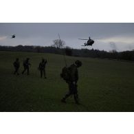 Des sapeurs du 17e régiment du génie parachutiste (RGP) sont exfiltrés par hélicoptères Caïman NH-90 du 1er régiment d'hélicoptères de combat (RHC) à Bouziès.