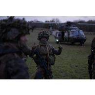 Un commandant d'unité du 17e régiment du génie parachutiste (RGP) coordonne l'exfiltration de ses hommes par hélicoptères Caïman NH-90 du 1er régiment d'hélicoptères de combat (RHC) à Bouziès.