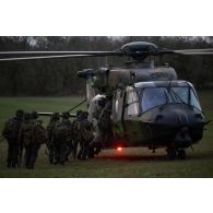Des sapeurs du 17e régiment du génie parachutiste (RGP) sont exfiltrés par hélicoptères Caïman NH-90 du 1er régiment d'hélicoptères de combat (RHC) à Bouziès.