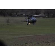 Atterrissage d'un hélicoptère Caïman NH-90 du 1er régiment d'hélicoptères de combat (RHC) pour une exfiltration à Bouziès.