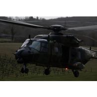 Atterrissage d'un hélicoptère Caïman NH-90 du 1er régiment d'hélicoptères de combat (RHC) pour une exfiltration à Bouziès.