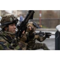 Un soldat du partenariat militaire opérationnel (PMO) combat aux côtés des commandos parachutistes (GCP) dans les rues de Cahors.<br>