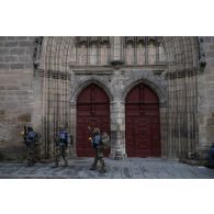 Des soldats du partenaria tmilitaire opérationnel (PMO) progressent sous le portail ouest de la cathédrale Saint-Etienne à Cahors.