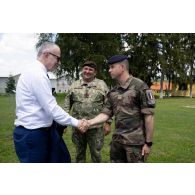 Les colonels Laurent Luisetti et Ioan Marian Cristurean accueillent le secrétaire général de l'OTAN Mircea Geoană à son arrivée à Cincu, en Roumanie.