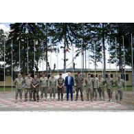 Le secrétaire général de l'OTAN Mircea Geoană pose aux côtés des autorités militaires à son arrivée à Cincu, en Roumanie.