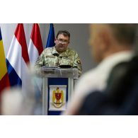 Le colonel Ioan Marian Cristurean intervient pour un point de situation auprès du secrétaire général de l'OTAN Mircea Geoană à Cincu, en Roumanie.