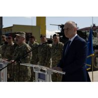 Le secrétaire général de l'OTAN Mircea Geoană et le colonel Ginel Blaga prononcent un discours devant les troupes à Cincu, en Roumanie.