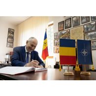 Le secrétaire général de l'OTAN Mircea Geoană signe le livre d'or au terme de sa visite sur la base de Cincu, en Roumanie.
