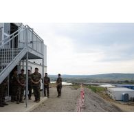 Le médecin général des armées Jacques Margery visite le chantier du Rôle 1 aux côtés du personnel de l'équipe médicale à Cincu, en Roumanie.