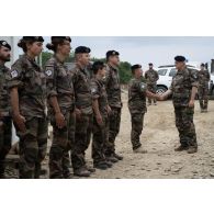 Le médecin général des armées Jacques Margery rencontre l'équipe médicale du Rôle 1 de Cincu, en Roumanie.