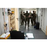 Le médecin général des armées Jacques Margery visite le Rôle 1 aux côtés du personnel de l'équipe médicale à Cincu, en Roumanie.