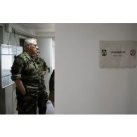 Le médecin général des armées Jacques Margery visite la pharmacie du Rôle 1 aux côtés du personnel de l'équipe médicale à Cincu, en Roumanie.