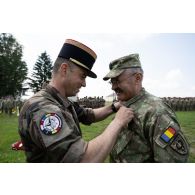 Le colonel Phlippe Le Duc décore le colonel Ginel Blaga de la médaille de la Défense nationale échelon bronze à Cincu, en Roumanie.
